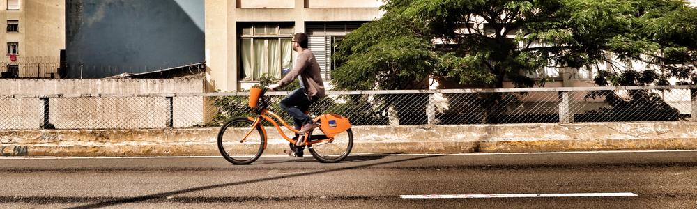Person på cykel i en stad