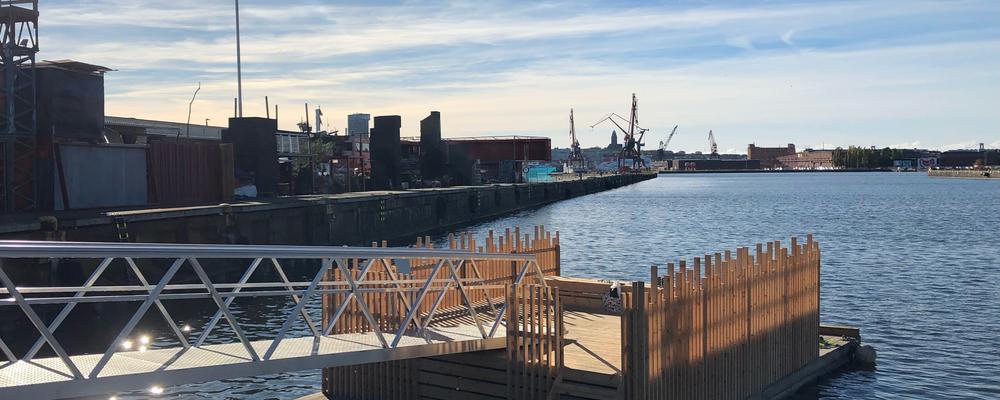 Marin kolonilott i en hamn
