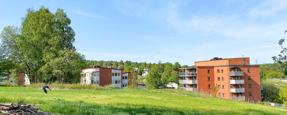 Flerbostadshus i Floda placerade när ett grönområde