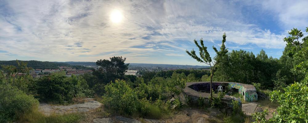 Panorama med utsikt över en stad från ett berg