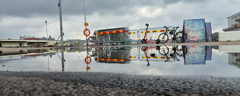 Cyklar i vatten vid Frihamnen.