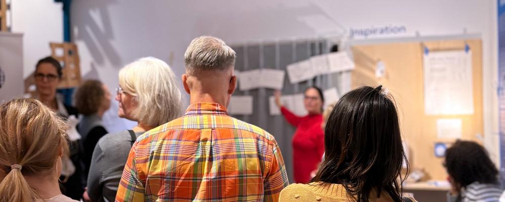 Personer deltar i en workshop.