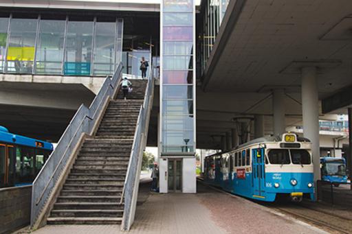 Spårvagn vid hållplats i Göteborg.