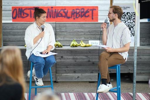 Samtal mellan personer på scen
