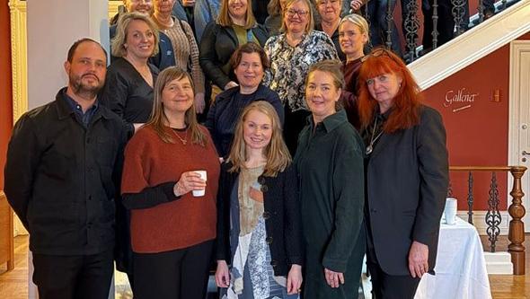 Personer uppradade i en trappa