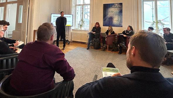 Personer som lyssnar på en föreläsning 